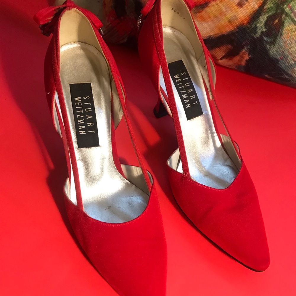 Vintage woman’s Stuart Weitzman…. Nothing like a red shoe